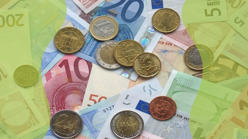 Банкам знову дозволили продавати українцям готівкову іноземну валюту