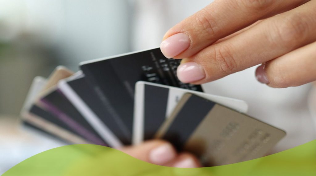 “Універсал” відірвався від Ощаду, а НоваПей увійшов у 30-ку: картковий ринок України в цифрах та інфографіках