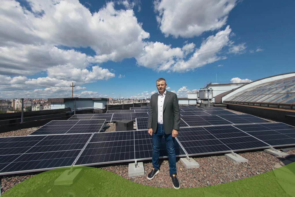 Сотня сонячних панелей на даху Мінфіну допомогли зменшити споживання енергії міністерством на 20%