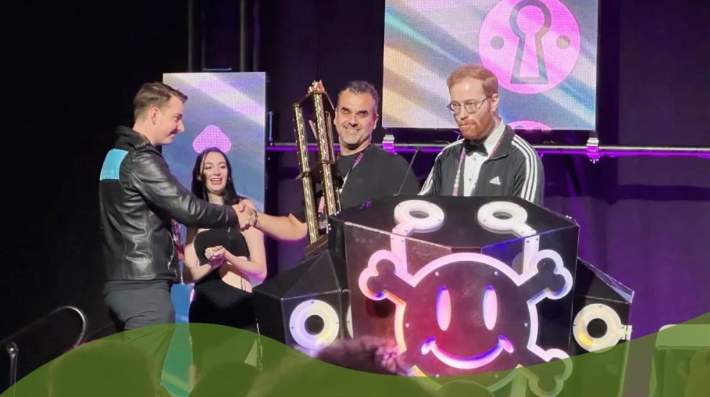 Президент CrowdStrike на DEF CON особисто прийняв нагороду за “Найепічний провал”: її поставлять в центрі офісу